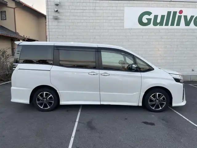 トヨタ ヴォクシー ZS 煌Ⅲ 静岡県 2021(令3)年 3.9万km ホワイトパールクリスタルシャイン 純正9インチナビ/フルセグTV/Bluetooth接続/バックカメラ/トヨタセーフティセンス/プリクラッシュセーフティ/レーンキープアシスト/横滑り防止装置/両側パワースライドドア/クルーズコントロール/ビルトインETC/プッシュスタート/スマートキー/ハーフレザーシート/LEDオートライト/オートハイビーム/フロアマット/取扱説明書