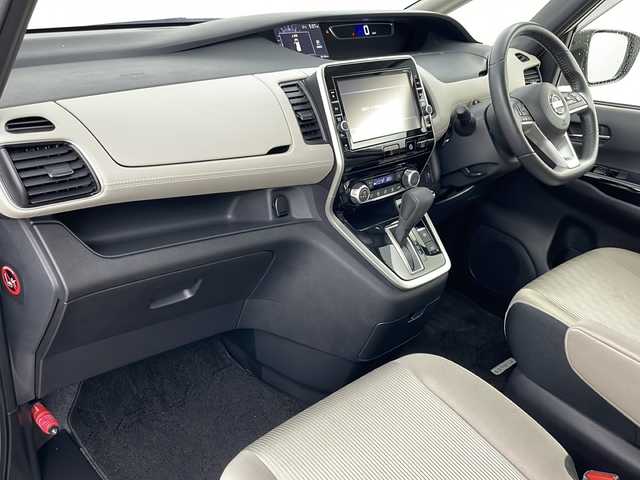日産 セレナ ハイウェイスター 道央・札幌 2016(平28)年 5.9万km ブリリアントシルバー ・4WD/・純正ナビ&フルセグ&CD&DVD&SD&BT/・全方位カメラ/・バックカメラ/・プロパイロット/・車線逸脱防止機能/・衝突軽減ブレーキ/・標識認識機能/・ふらつき警報機能/・オートブレーキホールド/・クルーズコントロール/・両側パワースライドドア/・ハンズフリースライドドア/・純正フリップダウンモニター/・デジタルインナーミラー/・社外ドライブレコーダー/・純正フロアマット/・オートライト/・LEDヘッドライト/・フォグランプ/・後席シェード/・アイドリングストップ/・スマートキー/・スペアキー/・横滑り防止/・純正ドアバイザー/・純正15インチAW