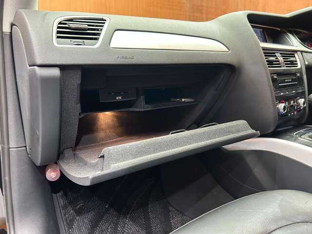 アウディ Ａ４ 2．0 TFSI 千葉県 2015(平27)年 5.9万km ファントムブラックパールエフェクト アシスタンスＰＫＧ　/ＡＣＣ　/黒革シート　/ナビ　/ＴＶ　/Ｂｌｕｅｔｏｏｔｈ接続　/Ｂカメラ　/電動シート　/シートヒーター　/プッシュスート　/スマートキー　/サイドアシスト　/レーンキープアシスト　/ＥＴＣ　/禁煙車