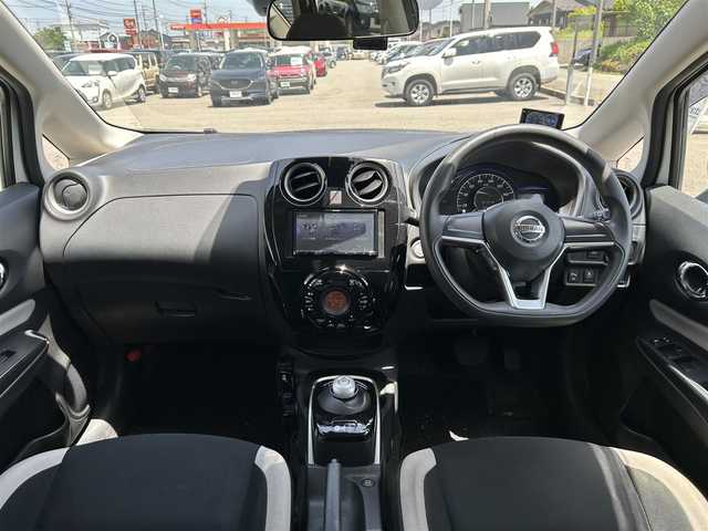 日産 ノート e－パワー B 富山県 2018(平30)年 7.9万km ホワイト インテリジェントエマージェンシーブレーキ/純正ナビ/フルセグTV/Bluetooth/DVD再生/バックカメラ/ETC/インテリジェントキー/オートライト/ホイールキャップ4個あり/スタッドレスタイヤ付ホイール4本有