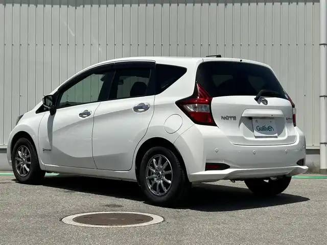 日産 ノート e－パワー B 富山県 2018(平30)年 7.9万km ホワイト インテリジェントエマージェンシーブレーキ/純正ナビ/フルセグTV/Bluetooth/DVD再生/バックカメラ/ETC/インテリジェントキー/オートライト/ホイールキャップ4個あり/スタッドレスタイヤ付ホイール4本有