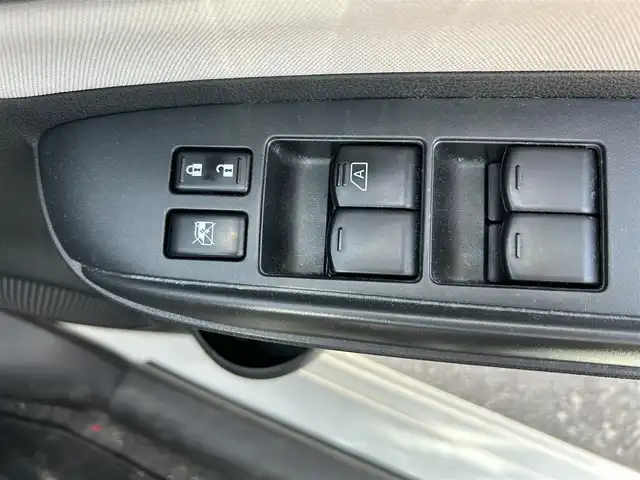 日産 ノート e－パワー B 富山県 2018(平30)年 7.9万km ホワイト インテリジェントエマージェンシーブレーキ/純正ナビ/フルセグTV/Bluetooth/DVD再生/バックカメラ/ETC/インテリジェントキー/オートライト/ホイールキャップ4個あり/スタッドレスタイヤ付ホイール4本有