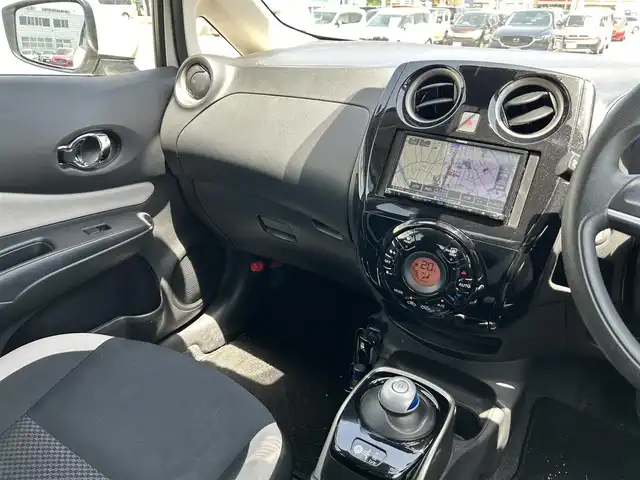 日産 ノート e－パワー B 富山県 2018(平30)年 7.9万km ホワイト インテリジェントエマージェンシーブレーキ/純正ナビ/フルセグTV/Bluetooth/DVD再生/バックカメラ/ETC/インテリジェントキー/オートライト/ホイールキャップ4個あり/スタッドレスタイヤ付ホイール4本有