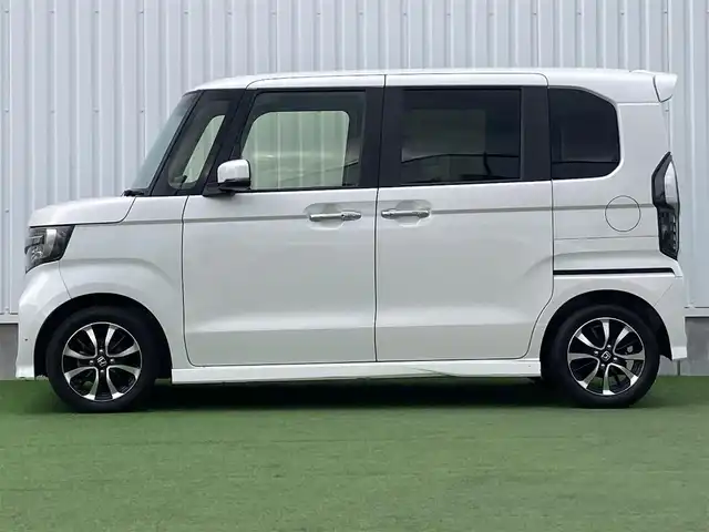 ホンダ Ｎ ＢＯＸ カスタム G L ホンダセンシング 香川県 2018(平30)年 5.4万km プラチナホワイトパール 登録時走行距離：54079km/ディーラー純正8型ナビ/バックカメラ/左側パワースライドドア/衝突被害軽減装置/レーンキープアシスト/レーダークルーズコントロール/横滑り防止装置/LEDヘッドライト/オートライト/フォグランプ/ビルトインETC/ロールサンシェード/ISOFIX/ステアリングスイッチ/プッシュスタート/スマートキー