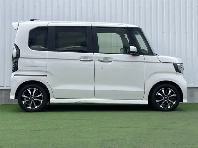 ホンダ Ｎ ＢＯＸ カスタム G L ホンダセンシング 香川県 2018(平30)年 5.4万km プラチナホワイトパール 登録時走行距離：54079km/ディーラー純正8型ナビ/バックカメラ/左側パワースライドドア/衝突被害軽減装置/レーンキープアシスト/レーダークルーズコントロール/横滑り防止装置/LEDヘッドライト/オートライト/フォグランプ/ビルトインETC/ロールサンシェード/ISOFIX/ステアリングスイッチ/プッシュスタート/スマートキー