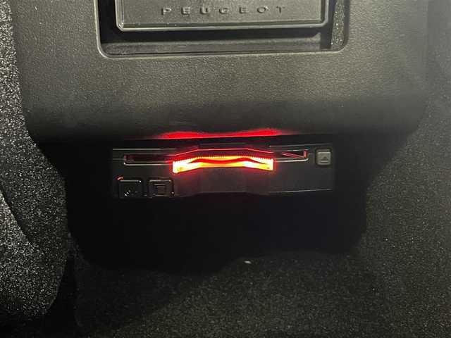 プジョー ５００８ GT ブルーHDi 熊本県 2019(平31)年 6.3万km アマゾナイトグレー ・スマートキー/・プッシュスタート/・パノラマサンルーフ/・アクティブセーフティブレーキ/・パーキングセンサー/・パーキングアシスト/・インテリジェントハイビーム/・レーンキープアシスト/・疲労検知/・クルーズコントロール(追従式)/・ハーフレザーシート/・D席パワーシート/・前席シートヒーター /・純正メモリナビ/　【Bluetooth・USB・AppleCarPlay・AndroidAuto】/・フルセグTV/・バックカメラ/・フロントカメラ＆左サイドカメラ/・ETC/・GPSレーダー/・パワーバックドア/・LEDフェッドランプ/・LEDフォグランプ/・純正マット/・純正バイザー/・保証書/取説