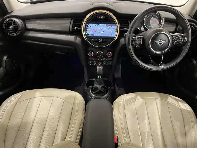 ＭＩＮＩ ミニ クーパー D 熊本県 2019(令1)年 5.2万km ペッパー・ホワイト ・スマートキー/・プッシュスタート/・インテリジェントセーフティ/・PDC自動起動/・パーキングアシスト/・純正HDDナビ/　【Bluetooth・USB・MSV】/・バックカメラ/・ETC/・ドライブレコーダー(前方録画)/・革調シートカバー/・LEDヘッドランプ/・LEDフォグランプ/・UKテール/・純正マット