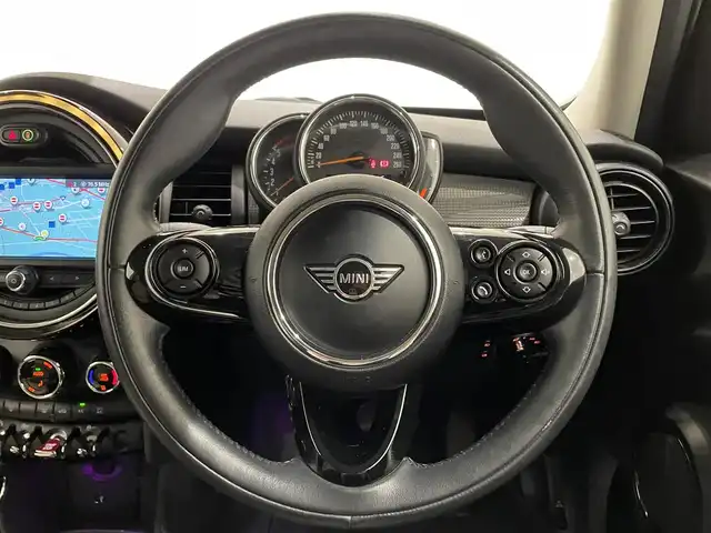 ＭＩＮＩ ミニ クーパー D 熊本県 2019(令1)年 5.2万km ペッパー・ホワイト ・スマートキー/・プッシュスタート/・インテリジェントセーフティ/・PDC自動起動/・パーキングアシスト/・純正HDDナビ/　【Bluetooth・USB・MSV】/・バックカメラ/・ETC/・ドライブレコーダー(前方録画)/・革調シートカバー/・LEDヘッドランプ/・LEDフォグランプ/・UKテール/・純正マット