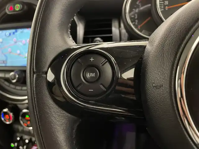 ＭＩＮＩ ミニ クーパー D 熊本県 2019(令1)年 5.2万km ペッパー・ホワイト ・スマートキー/・プッシュスタート/・インテリジェントセーフティ/・PDC自動起動/・パーキングアシスト/・純正HDDナビ/　【Bluetooth・USB・MSV】/・バックカメラ/・ETC/・ドライブレコーダー(前方録画)/・革調シートカバー/・LEDヘッドランプ/・LEDフォグランプ/・UKテール/・純正マット