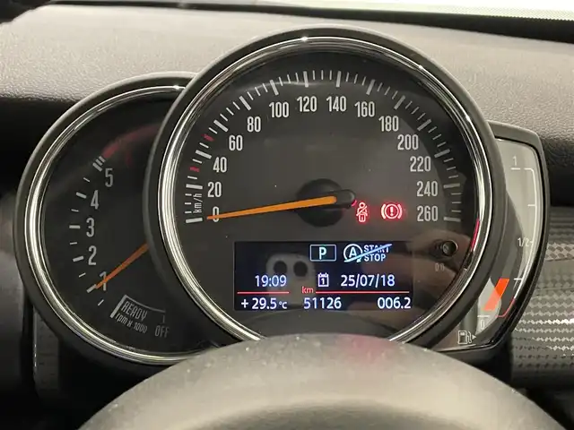 ＭＩＮＩ ミニ クーパー D 熊本県 2019(令1)年 5.2万km ペッパー・ホワイト ・スマートキー/・プッシュスタート/・インテリジェントセーフティ/・PDC自動起動/・パーキングアシスト/・純正HDDナビ/　【Bluetooth・USB・MSV】/・バックカメラ/・ETC/・ドライブレコーダー(前方録画)/・革調シートカバー/・LEDヘッドランプ/・LEDフォグランプ/・UKテール/・純正マット