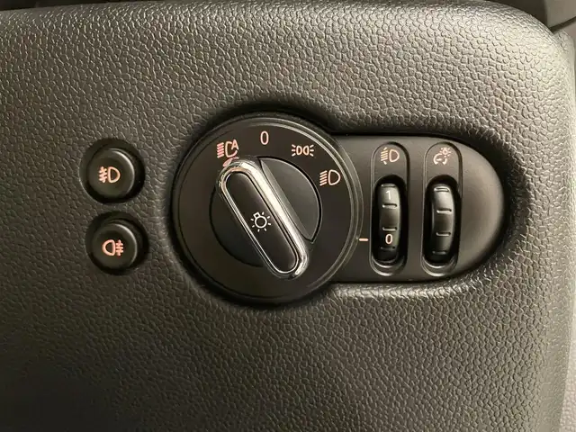 ＭＩＮＩ ミニ クーパー D 熊本県 2019(令1)年 5.2万km ペッパー・ホワイト ・スマートキー/・プッシュスタート/・インテリジェントセーフティ/・PDC自動起動/・パーキングアシスト/・純正HDDナビ/　【Bluetooth・USB・MSV】/・バックカメラ/・ETC/・ドライブレコーダー(前方録画)/・革調シートカバー/・LEDヘッドランプ/・LEDフォグランプ/・UKテール/・純正マット