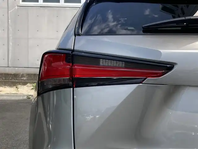 レクサス ＮＸ 300h バージョンL 静岡県 2017(平29)年 3.7万km ソニックチタニウム Toyota Safety Sense/純正10インチナビ/　AM FM CD DVD Bluetooth USB AUX/フルセグTV/ビルトインETC2.0/アラウンドビューモニター/前方ドライブレコーダー/LEDオートヘッドライト/レーダークルーズコントロール/パワーシート(全席)/シートヒーター＆シートベンチレーション/パワーバックドア/オートブレーキホールド/スマートキー2本＆カードキー1枚/純正19インチアルミホイール/ステアリングヒーター/ヘッドアップディスプレイ/パドルシフト/ワンオーナー/シングルムーンルーフ/ブラウン＆ブラックレザーシート