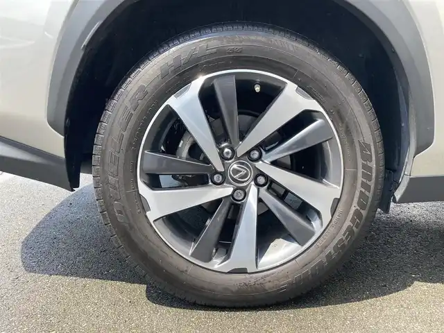 レクサス ＮＸ 300h バージョンL 静岡県 2017(平29)年 3.7万km ソニックチタニウム Toyota Safety Sense/純正10インチナビ/　AM FM CD DVD Bluetooth USB AUX/フルセグTV/ビルトインETC2.0/アラウンドビューモニター/前方ドライブレコーダー/LEDオートヘッドライト/レーダークルーズコントロール/パワーシート(全席)/シートヒーター＆シートベンチレーション/パワーバックドア/オートブレーキホールド/スマートキー2本＆カードキー1枚/純正19インチアルミホイール/ステアリングヒーター/ヘッドアップディスプレイ/パドルシフト/ワンオーナー/シングルムーンルーフ/ブラウン＆ブラックレザーシート