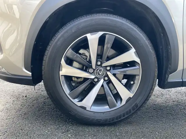 レクサス ＮＸ 300h バージョンL 静岡県 2017(平29)年 3.7万km ソニックチタニウム Toyota Safety Sense/純正10インチナビ/　AM FM CD DVD Bluetooth USB AUX/フルセグTV/ビルトインETC2.0/アラウンドビューモニター/前方ドライブレコーダー/LEDオートヘッドライト/レーダークルーズコントロール/パワーシート(全席)/シートヒーター＆シートベンチレーション/パワーバックドア/オートブレーキホールド/スマートキー2本＆カードキー1枚/純正19インチアルミホイール/ステアリングヒーター/ヘッドアップディスプレイ/パドルシフト/ワンオーナー/シングルムーンルーフ/ブラウン＆ブラックレザーシート