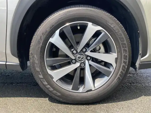 レクサス ＮＸ 300h バージョンL 静岡県 2017(平29)年 3.7万km ソニックチタニウム Toyota Safety Sense/純正10インチナビ/　AM FM CD DVD Bluetooth USB AUX/フルセグTV/ビルトインETC2.0/アラウンドビューモニター/前方ドライブレコーダー/LEDオートヘッドライト/レーダークルーズコントロール/パワーシート(全席)/シートヒーター＆シートベンチレーション/パワーバックドア/オートブレーキホールド/スマートキー2本＆カードキー1枚/純正19インチアルミホイール/ステアリングヒーター/ヘッドアップディスプレイ/パドルシフト/ワンオーナー/シングルムーンルーフ/ブラウン＆ブラックレザーシート