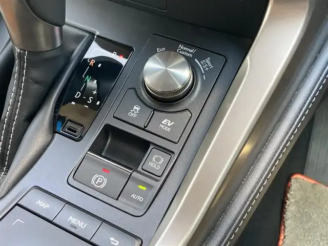 レクサス ＮＸ 300h バージョンL 静岡県 2017(平29)年 3.7万km ソニックチタニウム Toyota Safety Sense/純正10インチナビ/　AM FM CD DVD Bluetooth USB AUX/フルセグTV/ビルトインETC2.0/アラウンドビューモニター/前方ドライブレコーダー/LEDオートヘッドライト/レーダークルーズコントロール/パワーシート(全席)/シートヒーター＆シートベンチレーション/パワーバックドア/オートブレーキホールド/スマートキー2本＆カードキー1枚/純正19インチアルミホイール/ステアリングヒーター/ヘッドアップディスプレイ/パドルシフト/ワンオーナー/シングルムーンルーフ/ブラウン＆ブラックレザーシート