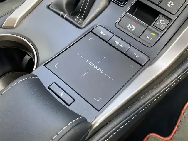 レクサス ＮＸ 300h バージョンL 静岡県 2017(平29)年 3.7万km ソニックチタニウム Toyota Safety Sense/純正10インチナビ/　AM FM CD DVD Bluetooth USB AUX/フルセグTV/ビルトインETC2.0/アラウンドビューモニター/前方ドライブレコーダー/LEDオートヘッドライト/レーダークルーズコントロール/パワーシート(全席)/シートヒーター＆シートベンチレーション/パワーバックドア/オートブレーキホールド/スマートキー2本＆カードキー1枚/純正19インチアルミホイール/ステアリングヒーター/ヘッドアップディスプレイ/パドルシフト/ワンオーナー/シングルムーンルーフ/ブラウン＆ブラックレザーシート