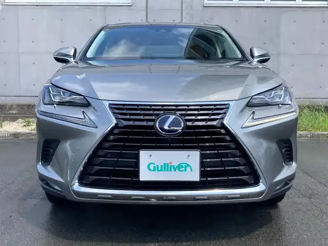 レクサス ＮＸ 300h バージョンL 静岡県 2017(平29)年 3.7万km ソニックチタニウム Toyota Safety Sense/純正10インチナビ/　AM FM CD DVD Bluetooth USB AUX/フルセグTV/ビルトインETC2.0/アラウンドビューモニター/前方ドライブレコーダー/LEDオートヘッドライト/レーダークルーズコントロール/パワーシート(全席)/シートヒーター＆シートベンチレーション/パワーバックドア/オートブレーキホールド/スマートキー2本＆カードキー1枚/純正19インチアルミホイール/ステアリングヒーター/ヘッドアップディスプレイ/パドルシフト/ワンオーナー/シングルムーンルーフ/ブラウン＆ブラックレザーシート