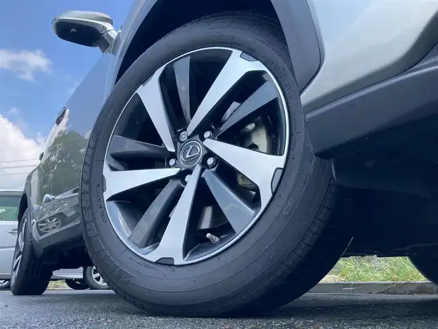 レクサス ＮＸ 300h バージョンL 静岡県 2017(平29)年 3.7万km ソニックチタニウム Toyota Safety Sense/純正10インチナビ/　AM FM CD DVD Bluetooth USB AUX/フルセグTV/ビルトインETC2.0/アラウンドビューモニター/前方ドライブレコーダー/LEDオートヘッドライト/レーダークルーズコントロール/パワーシート(全席)/シートヒーター＆シートベンチレーション/パワーバックドア/オートブレーキホールド/スマートキー2本＆カードキー1枚/純正19インチアルミホイール/ステアリングヒーター/ヘッドアップディスプレイ/パドルシフト/ワンオーナー/シングルムーンルーフ/ブラウン＆ブラックレザーシート