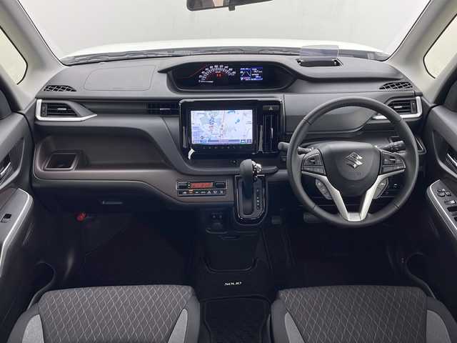 スズキ ソリオ バンディット HV MV 秋田県 2023(令5)年 0.4万km ピュアホワイトパール/ガンメタリック2トーン ４WD/純正メモリナビ(Bluetooth/CD/DVD/フルセグ)/全方位カメラ/両側パワースライドドア/後方コーナーセンサー/純正AW/ヘットアップディスプレイ/スズキセーフティサポート/衝突被害軽減システム/前後ドライブレコーダー/前席シートヒーター/クルーズコントロール/アイドリングストップ/カーテンエアバック/LEDヘッドライト/スマートキー/スペアキー