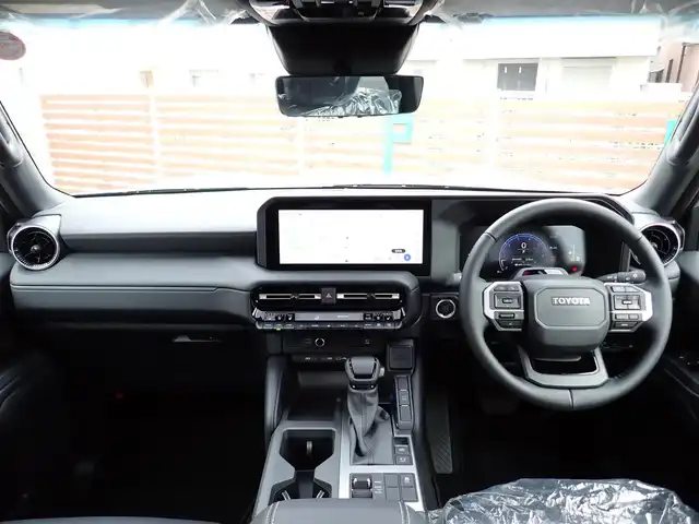 トヨタ ランドクルーザー ２５０ VX 千葉県 2025(令7)年 0.1千km アバンギャルドブロンズメタリック 【登録済未使用車】/【アバンギャルブロンズメタリック（4V8）】/純正12.3インチナビ/（AM／FM／Bluetooth／フルセグTV／USB／HDMI）/全方位カメラ/寒冷地仕様/・リヤフォグランプ/・ミリ波ヒーター/・ヘッドライトウォッシャー/・リヤヒーターダクト/デジタルインナーミラー/ムーンルーフ/トヨタセーフティセンス/・プリクラッシュセーフティ/・レーンディパーチャーアラート/・レーダークルーズコントロール/・オートマチックハイビーム/・ロードサインアシスト/・緊急時操舵支援/トヨタチームメイト（メーカーOP）/クリアランスソナー/ブラインドスポットモニター/ETC2.0/本革レザーシート/シートヒーター/シートベンチレーション/ステアリングヒーター/パワーシート/パワーバックドア/ルーフレール/純正18インチアルミホイール/スマートキー/スペアキー有/プッシュスタート/純正フロアマット/LEDヘッドライト/フロントフォグランプ/横滑り防止装置/センターデフロック