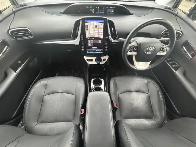 トヨタ プリウス ＰＨＶ A レザーパッケージ 岡山県 2017(平29)年 10.6万km アティチュードブラックマイカ 登録時走行距離105579km/純正11.6インチ縦型ナビ/(AM/FM/USB/TV/Bluetooth)/トヨタセーフティセンス/・プリクラッシュセーフティ/・レーンディパーチャーアラート/・レーダークルーズコントロール/・オートマチックハイビーム/・ロードサインアシスト/ブラインドスポットモニター/バックカメラ/パワーシート(D席)/シートヒーター(D+N席)/100V充電/純正15インチアルミホイール/ETC/プッシュスタート/スマートキー