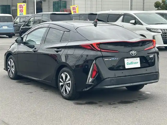 トヨタ プリウス ＰＨＶ A レザーパッケージ 岡山県 2017(平29)年 10.6万km アティチュードブラックマイカ 登録時走行距離105579km/純正11.6インチ縦型ナビ/(AM/FM/USB/TV/Bluetooth)/トヨタセーフティセンス/・プリクラッシュセーフティ/・レーンディパーチャーアラート/・レーダークルーズコントロール/・オートマチックハイビーム/・ロードサインアシスト/ブラインドスポットモニター/バックカメラ/パワーシート(D席)/シートヒーター(D+N席)/100V充電/純正15インチアルミホイール/ETC/プッシュスタート/スマートキー