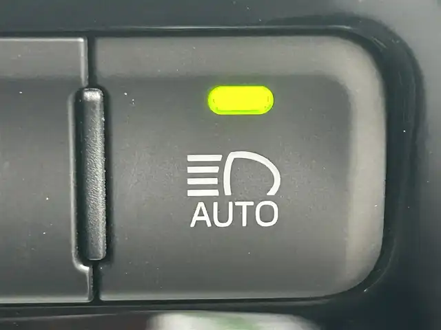 トヨタ プリウス ＰＨＶ A レザーパッケージ 岡山県 2017(平29)年 10.6万km アティチュードブラックマイカ 登録時走行距離105579km/純正11.6インチ縦型ナビ/(AM/FM/USB/TV/Bluetooth)/トヨタセーフティセンス/・プリクラッシュセーフティ/・レーンディパーチャーアラート/・レーダークルーズコントロール/・オートマチックハイビーム/・ロードサインアシスト/ブラインドスポットモニター/バックカメラ/パワーシート(D席)/シートヒーター(D+N席)/100V充電/純正15インチアルミホイール/ETC/プッシュスタート/スマートキー