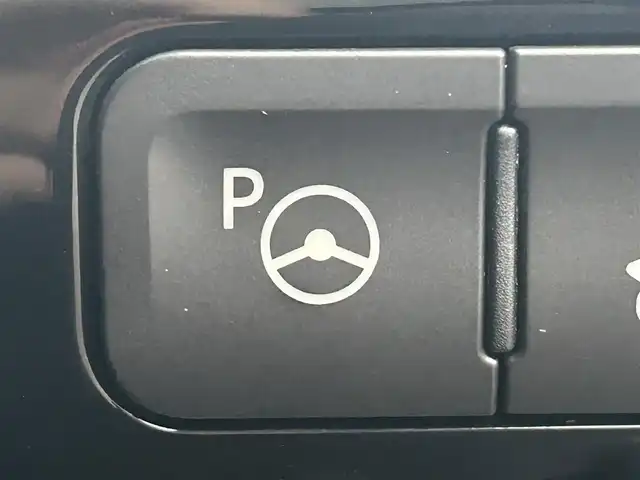 トヨタ プリウス ＰＨＶ A レザーパッケージ 岡山県 2017(平29)年 10.6万km アティチュードブラックマイカ 登録時走行距離105579km/純正11.6インチ縦型ナビ/(AM/FM/USB/TV/Bluetooth)/トヨタセーフティセンス/・プリクラッシュセーフティ/・レーンディパーチャーアラート/・レーダークルーズコントロール/・オートマチックハイビーム/・ロードサインアシスト/ブラインドスポットモニター/バックカメラ/パワーシート(D席)/シートヒーター(D+N席)/100V充電/純正15インチアルミホイール/ETC/プッシュスタート/スマートキー