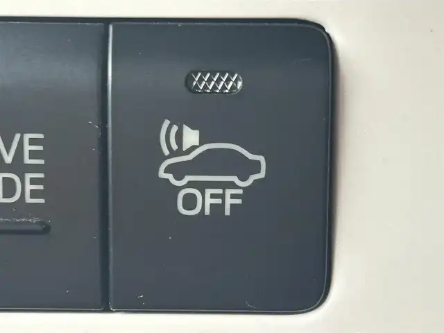 トヨタ プリウス ＰＨＶ A レザーパッケージ 岡山県 2017(平29)年 10.6万km アティチュードブラックマイカ 登録時走行距離105579km/純正11.6インチ縦型ナビ/(AM/FM/USB/TV/Bluetooth)/トヨタセーフティセンス/・プリクラッシュセーフティ/・レーンディパーチャーアラート/・レーダークルーズコントロール/・オートマチックハイビーム/・ロードサインアシスト/ブラインドスポットモニター/バックカメラ/パワーシート(D席)/シートヒーター(D+N席)/100V充電/純正15インチアルミホイール/ETC/プッシュスタート/スマートキー