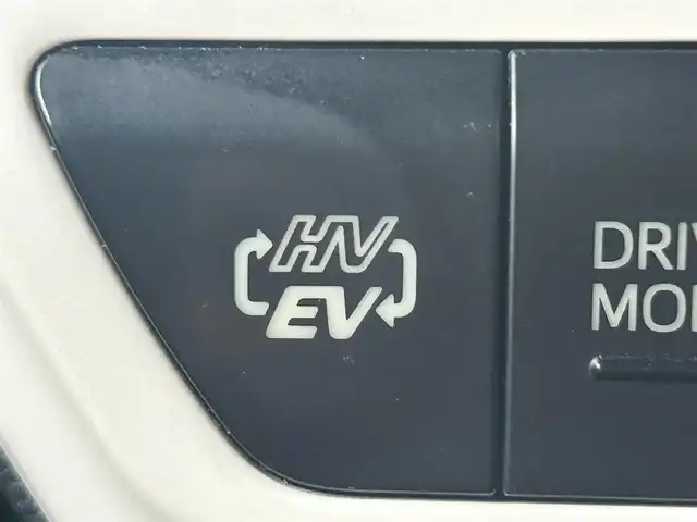 トヨタ プリウス ＰＨＶ A レザーパッケージ 岡山県 2017(平29)年 10.6万km アティチュードブラックマイカ 登録時走行距離105579km/純正11.6インチ縦型ナビ/(AM/FM/USB/TV/Bluetooth)/トヨタセーフティセンス/・プリクラッシュセーフティ/・レーンディパーチャーアラート/・レーダークルーズコントロール/・オートマチックハイビーム/・ロードサインアシスト/ブラインドスポットモニター/バックカメラ/パワーシート(D席)/シートヒーター(D+N席)/100V充電/純正15インチアルミホイール/ETC/プッシュスタート/スマートキー