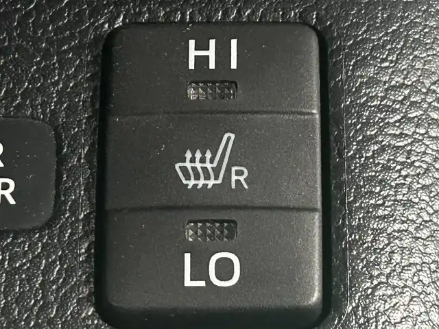 トヨタ プリウス ＰＨＶ A レザーパッケージ 岡山県 2017(平29)年 10.6万km アティチュードブラックマイカ 登録時走行距離105579km/純正11.6インチ縦型ナビ/(AM/FM/USB/TV/Bluetooth)/トヨタセーフティセンス/・プリクラッシュセーフティ/・レーンディパーチャーアラート/・レーダークルーズコントロール/・オートマチックハイビーム/・ロードサインアシスト/ブラインドスポットモニター/バックカメラ/パワーシート(D席)/シートヒーター(D+N席)/100V充電/純正15インチアルミホイール/ETC/プッシュスタート/スマートキー