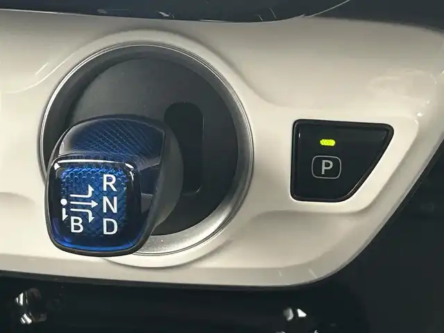 トヨタ プリウス ＰＨＶ A レザーパッケージ 岡山県 2017(平29)年 10.6万km アティチュードブラックマイカ 登録時走行距離105579km/純正11.6インチ縦型ナビ/(AM/FM/USB/TV/Bluetooth)/トヨタセーフティセンス/・プリクラッシュセーフティ/・レーンディパーチャーアラート/・レーダークルーズコントロール/・オートマチックハイビーム/・ロードサインアシスト/ブラインドスポットモニター/バックカメラ/パワーシート(D席)/シートヒーター(D+N席)/100V充電/純正15インチアルミホイール/ETC/プッシュスタート/スマートキー