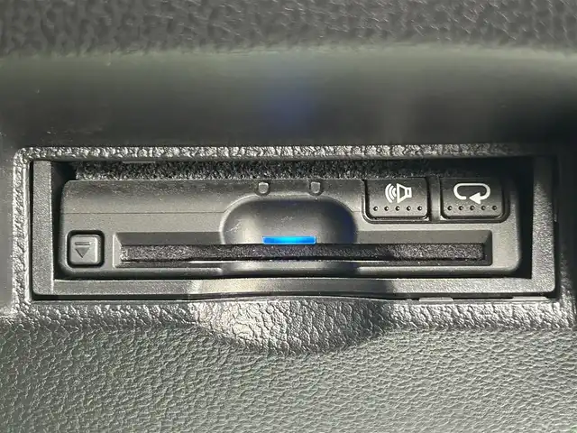 トヨタ プリウス ＰＨＶ A レザーパッケージ 岡山県 2017(平29)年 10.6万km アティチュードブラックマイカ 登録時走行距離105579km/純正11.6インチ縦型ナビ/(AM/FM/USB/TV/Bluetooth)/トヨタセーフティセンス/・プリクラッシュセーフティ/・レーンディパーチャーアラート/・レーダークルーズコントロール/・オートマチックハイビーム/・ロードサインアシスト/ブラインドスポットモニター/バックカメラ/パワーシート(D席)/シートヒーター(D+N席)/100V充電/純正15インチアルミホイール/ETC/プッシュスタート/スマートキー