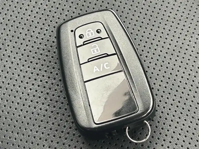 トヨタ プリウス ＰＨＶ A レザーパッケージ 岡山県 2017(平29)年 10.6万km アティチュードブラックマイカ 登録時走行距離105579km/純正11.6インチ縦型ナビ/(AM/FM/USB/TV/Bluetooth)/トヨタセーフティセンス/・プリクラッシュセーフティ/・レーンディパーチャーアラート/・レーダークルーズコントロール/・オートマチックハイビーム/・ロードサインアシスト/ブラインドスポットモニター/バックカメラ/パワーシート(D席)/シートヒーター(D+N席)/100V充電/純正15インチアルミホイール/ETC/プッシュスタート/スマートキー