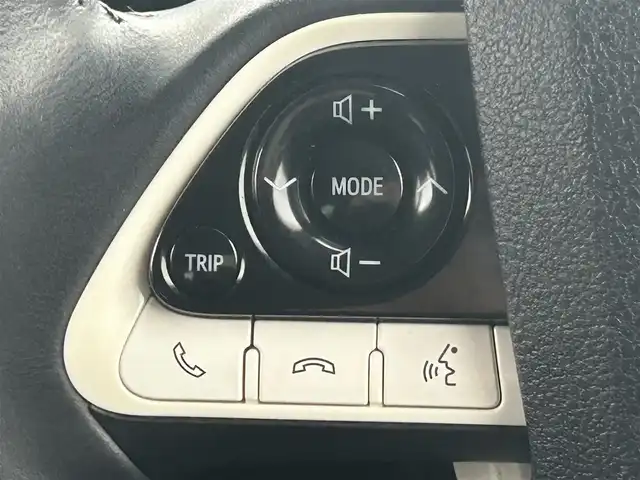 トヨタ プリウス ＰＨＶ A レザーパッケージ 岡山県 2017(平29)年 10.6万km アティチュードブラックマイカ 登録時走行距離105579km/純正11.6インチ縦型ナビ/(AM/FM/USB/TV/Bluetooth)/トヨタセーフティセンス/・プリクラッシュセーフティ/・レーンディパーチャーアラート/・レーダークルーズコントロール/・オートマチックハイビーム/・ロードサインアシスト/ブラインドスポットモニター/バックカメラ/パワーシート(D席)/シートヒーター(D+N席)/100V充電/純正15インチアルミホイール/ETC/プッシュスタート/スマートキー