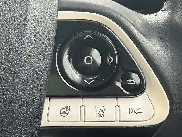 トヨタ プリウス ＰＨＶ A レザーパッケージ 岡山県 2017(平29)年 10.6万km アティチュードブラックマイカ 登録時走行距離105579km/純正11.6インチ縦型ナビ/(AM/FM/USB/TV/Bluetooth)/トヨタセーフティセンス/・プリクラッシュセーフティ/・レーンディパーチャーアラート/・レーダークルーズコントロール/・オートマチックハイビーム/・ロードサインアシスト/ブラインドスポットモニター/バックカメラ/パワーシート(D席)/シートヒーター(D+N席)/100V充電/純正15インチアルミホイール/ETC/プッシュスタート/スマートキー