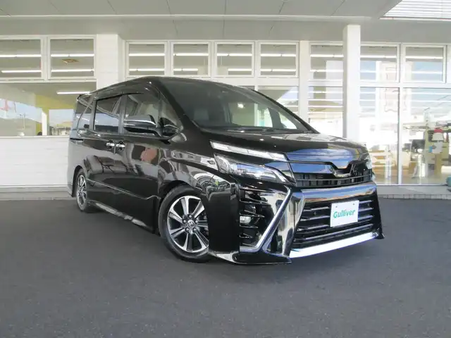 トヨタ ヴォクシー ZS 煌Ⅱ 千葉県 2020(令2)年 4.4万km ブラック ALPINE11型ナビ、フルセグTV/バックカメラ/社外オーディオ【DVD/CD/BT/SD】/Toyota Safety Sense/BLITZ車高調/社外SPマフラー(純正積込)/両側パワースライドドア/LEDヘッドライト&フォグランプ(黄緑)/クルーズコントロール/LDA(レーンディパーチャーアラート)/クリアランスソナー/革調シートカバー/社外スピーカー/ビルトインETC/スペアキー/純正リモコンエンジンスターター/取扱説明書/新車時保証書