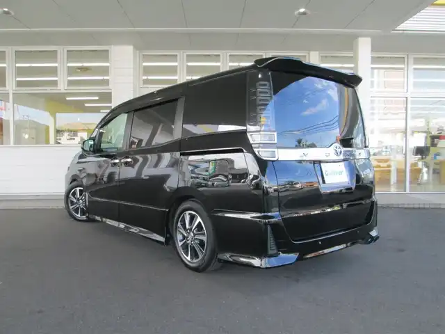 トヨタ ヴォクシー ZS 煌Ⅱ 千葉県 2020(令2)年 4.4万km ブラック ALPINE11型ナビ、フルセグTV/バックカメラ/社外オーディオ【DVD/CD/BT/SD】/Toyota Safety Sense/BLITZ車高調/社外SPマフラー(純正積込)/両側パワースライドドア/LEDヘッドライト&フォグランプ(黄緑)/クルーズコントロール/LDA(レーンディパーチャーアラート)/クリアランスソナー/革調シートカバー/社外スピーカー/ビルトインETC/スペアキー/純正リモコンエンジンスターター/取扱説明書/新車時保証書