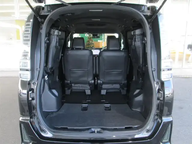 トヨタ ヴォクシー ZS 煌Ⅱ 千葉県 2020(令2)年 4.4万km ブラック ALPINE11型ナビ、フルセグTV/バックカメラ/社外オーディオ【DVD/CD/BT/SD】/Toyota Safety Sense/BLITZ車高調/社外SPマフラー(純正積込)/両側パワースライドドア/LEDヘッドライト&フォグランプ(黄緑)/クルーズコントロール/LDA(レーンディパーチャーアラート)/クリアランスソナー/革調シートカバー/社外スピーカー/ビルトインETC/スペアキー/純正リモコンエンジンスターター/取扱説明書/新車時保証書