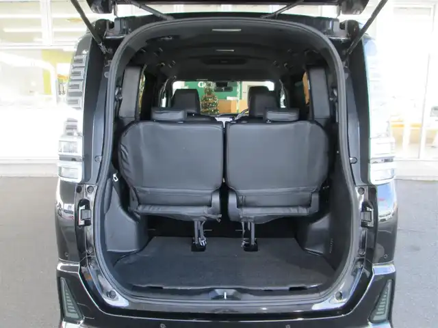 トヨタ ヴォクシー ZS 煌Ⅱ 千葉県 2020(令2)年 4.4万km ブラック ALPINE11型ナビ、フルセグTV/バックカメラ/社外オーディオ【DVD/CD/BT/SD】/Toyota Safety Sense/BLITZ車高調/社外SPマフラー(純正積込)/両側パワースライドドア/LEDヘッドライト&フォグランプ(黄緑)/クルーズコントロール/LDA(レーンディパーチャーアラート)/クリアランスソナー/革調シートカバー/社外スピーカー/ビルトインETC/スペアキー/純正リモコンエンジンスターター/取扱説明書/新車時保証書