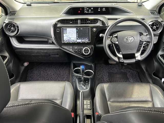 トヨタ アクア G ソフトレザーセレクション 静岡県 2017(平29)年 7.4万km ブラッキッシュアゲハガラスフレーク 純正ナビ（AM FM フルセグTV SD Bluetooth HDMI）/バックカメラ/レザーシート/ヒーターシート/クルーズコントロール/コーナーセンサー/革ステアリング/ETC/エンジンスターター/純正アルミホイール/純正フロアマット/ステアリングリモコン/LEDヘッドライト/オートライト/オートマチックハイビーム/プリクラッシュ/レーンキープアシスト