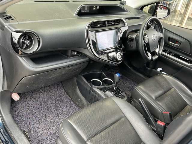 トヨタ アクア G ソフトレザーセレクション 静岡県 2017(平29)年 7.4万km ブラッキッシュアゲハガラスフレーク 純正ナビ（AM FM フルセグTV SD Bluetooth HDMI）/バックカメラ/レザーシート/ヒーターシート/クルーズコントロール/コーナーセンサー/革ステアリング/ETC/エンジンスターター/純正アルミホイール/純正フロアマット/ステアリングリモコン/LEDヘッドライト/オートライト/オートマチックハイビーム/プリクラッシュ/レーンキープアシスト