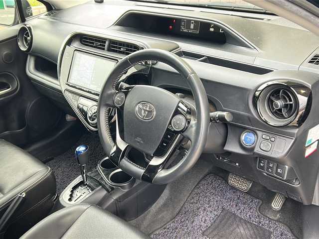 トヨタ アクア G ソフトレザーセレクション 静岡県 2017(平29)年 7.4万km ブラッキッシュアゲハガラスフレーク 純正ナビ（AM FM フルセグTV SD Bluetooth HDMI）/バックカメラ/レザーシート/ヒーターシート/クルーズコントロール/コーナーセンサー/革ステアリング/ETC/エンジンスターター/純正アルミホイール/純正フロアマット/ステアリングリモコン/LEDヘッドライト/オートライト/オートマチックハイビーム/プリクラッシュ/レーンキープアシスト