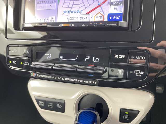 トヨタ プリウス S 道央・札幌 2017(平29)年 5.1万km シルバーM ・寒冷地仕様/・４WD/・社外ナビ（AVN137M）/CD/AM/FM/・バックカメラ/・フロントワイパーデアイサー/・ミラーヒーター/・横滑り防止装置/・盗難防止装置/・オートライト/・オートマチックハイビーム/・ＬＥＤヘッドライト/・純正アルミホイール/・ドアバイザー/・フロアマット/・ウィンカーミラー/・ETC/・横滑り防止装置/・盗難防止装置