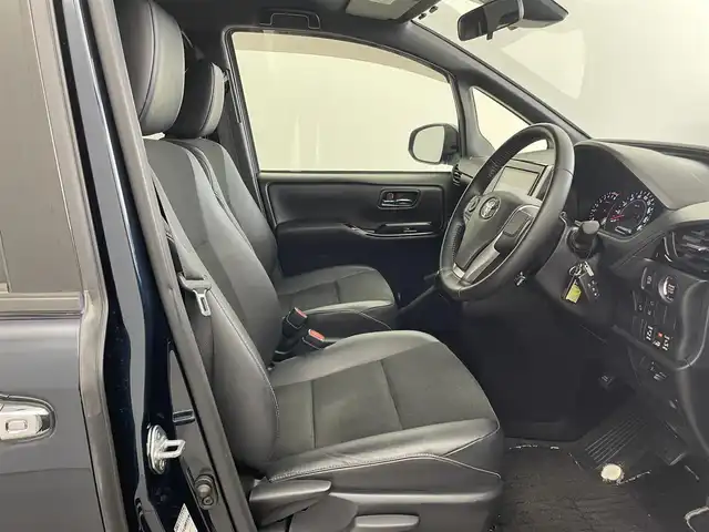 トヨタ ノア Si ダブルバイビー 埼玉県 2018(平30)年 5.4万km ブラッキッシュアゲハガラスフレーク Toyota Safety Sense/純正9インチナビ/【CD・DVD・SD・BT・フルセグTV】/バックカメラ/両側パワースライドドア/純正フリップダウンモニター/純正ドライブレコーダー/クルーズコントロール/リアサンシェード/オートライト/LEDヘッドライト/LEDフォグライト/ビルトインETC /ウィンカーミラー/電動格納ミラー/スマートキー
