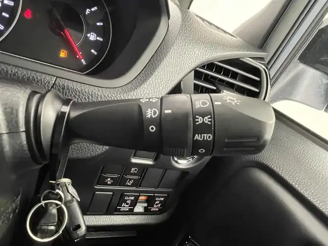 トヨタ ノア Si ダブルバイビー 埼玉県 2018(平30)年 5.4万km ブラッキッシュアゲハガラスフレーク Toyota Safety Sense/純正9インチナビ/【CD・DVD・SD・BT・フルセグTV】/バックカメラ/両側パワースライドドア/純正フリップダウンモニター/純正ドライブレコーダー/クルーズコントロール/リアサンシェード/オートライト/LEDヘッドライト/LEDフォグライト/ビルトインETC /ウィンカーミラー/電動格納ミラー/スマートキー