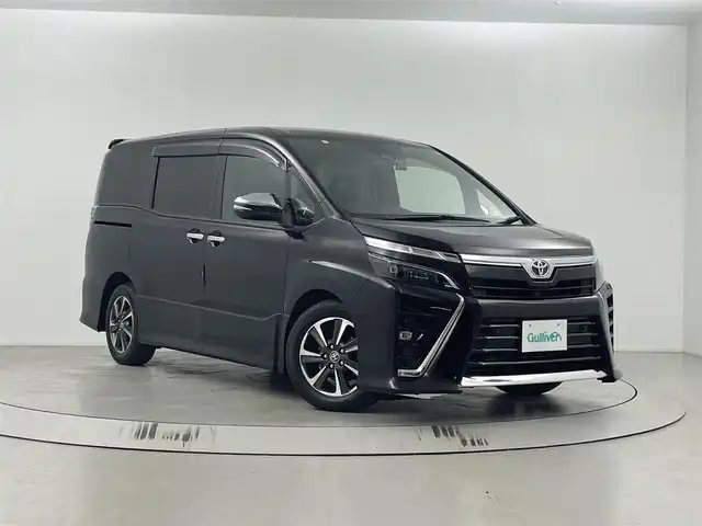 トヨタ ヴォクシー ZS 煌Ⅲ 埼玉県 2020(令2)年 5.3万km ブラック 純正9インチナビ　NSZT-Y68T/(Bluetooth/CD/DVD/AM/FM)/地デジフルセグ/バックカメラ/前後ドライブレコーダー/ETC/クルーズコントロール/車線逸脱警報/衝突軽減ブレーキ/オートマチックハイビーム/アイドリングストップ/ロールサンシェード/フロントフォグランプ/ウィンカーミラー/両側パワースライドドア/ステアリングリモコン/プッシュスタート/純正フロアマット/純正ドアバイザー/純正16インチアルミホイール