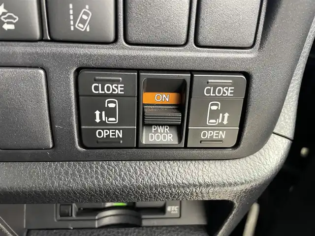トヨタ ヴォクシー ZS 煌Ⅲ 埼玉県 2020(令2)年 5.3万km ブラック 純正9インチナビ　NSZT-Y68T/(Bluetooth/CD/DVD/AM/FM)/地デジフルセグ/バックカメラ/前後ドライブレコーダー/ETC/クルーズコントロール/車線逸脱警報/衝突軽減ブレーキ/オートマチックハイビーム/アイドリングストップ/ロールサンシェード/フロントフォグランプ/ウィンカーミラー/両側パワースライドドア/ステアリングリモコン/プッシュスタート/純正フロアマット/純正ドアバイザー/純正16インチアルミホイール