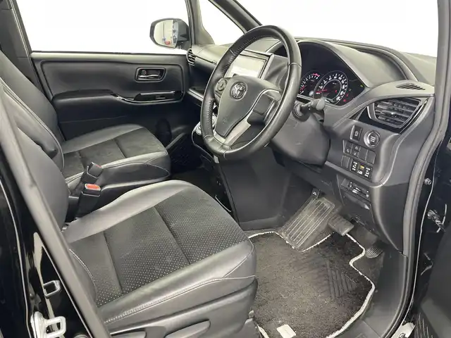 トヨタ ヴォクシー ZS 煌Ⅲ 埼玉県 2020(令2)年 5.3万km ブラック 純正9インチナビ　NSZT-Y68T/(Bluetooth/CD/DVD/AM/FM)/地デジフルセグ/バックカメラ/前後ドライブレコーダー/ETC/クルーズコントロール/車線逸脱警報/衝突軽減ブレーキ/オートマチックハイビーム/アイドリングストップ/ロールサンシェード/フロントフォグランプ/ウィンカーミラー/両側パワースライドドア/ステアリングリモコン/プッシュスタート/純正フロアマット/純正ドアバイザー/純正16インチアルミホイール